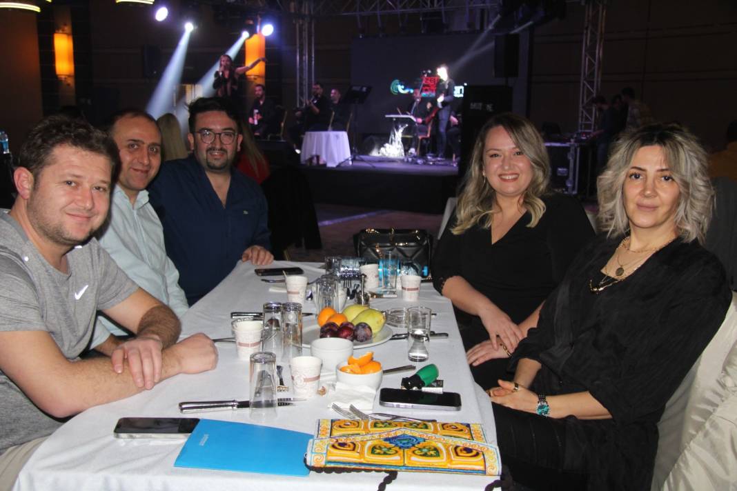 Cesur ailesi arkadaşlarıyla yemekte 1